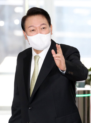 윤석열 대통령이 지난 12일 서울 용산 대통령실 청사로 출근하며 기자들과 질의응답을 하고 있다. 대통령실통신사진기자단=연합뉴스